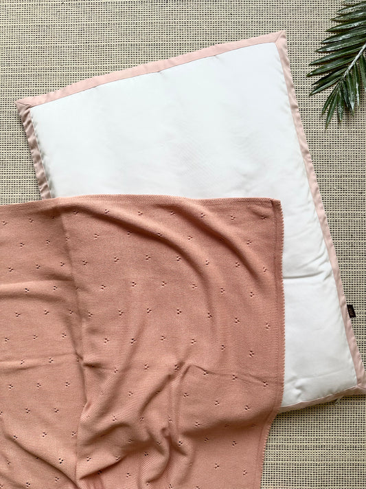 طقم مفرش بالحجم الصغير مع الحدود باللون الوردي الهادي وبلانكت باللون الوردي