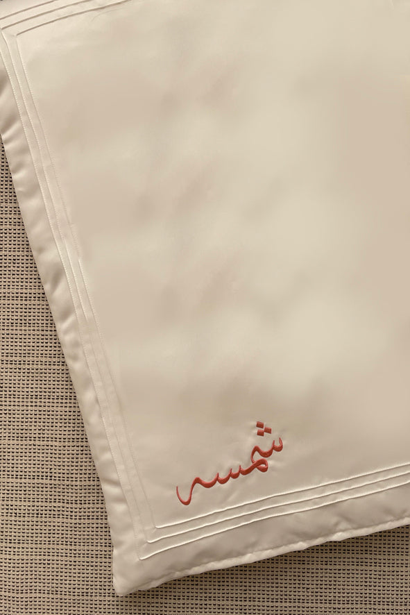 مفرش بتصميم لاينات