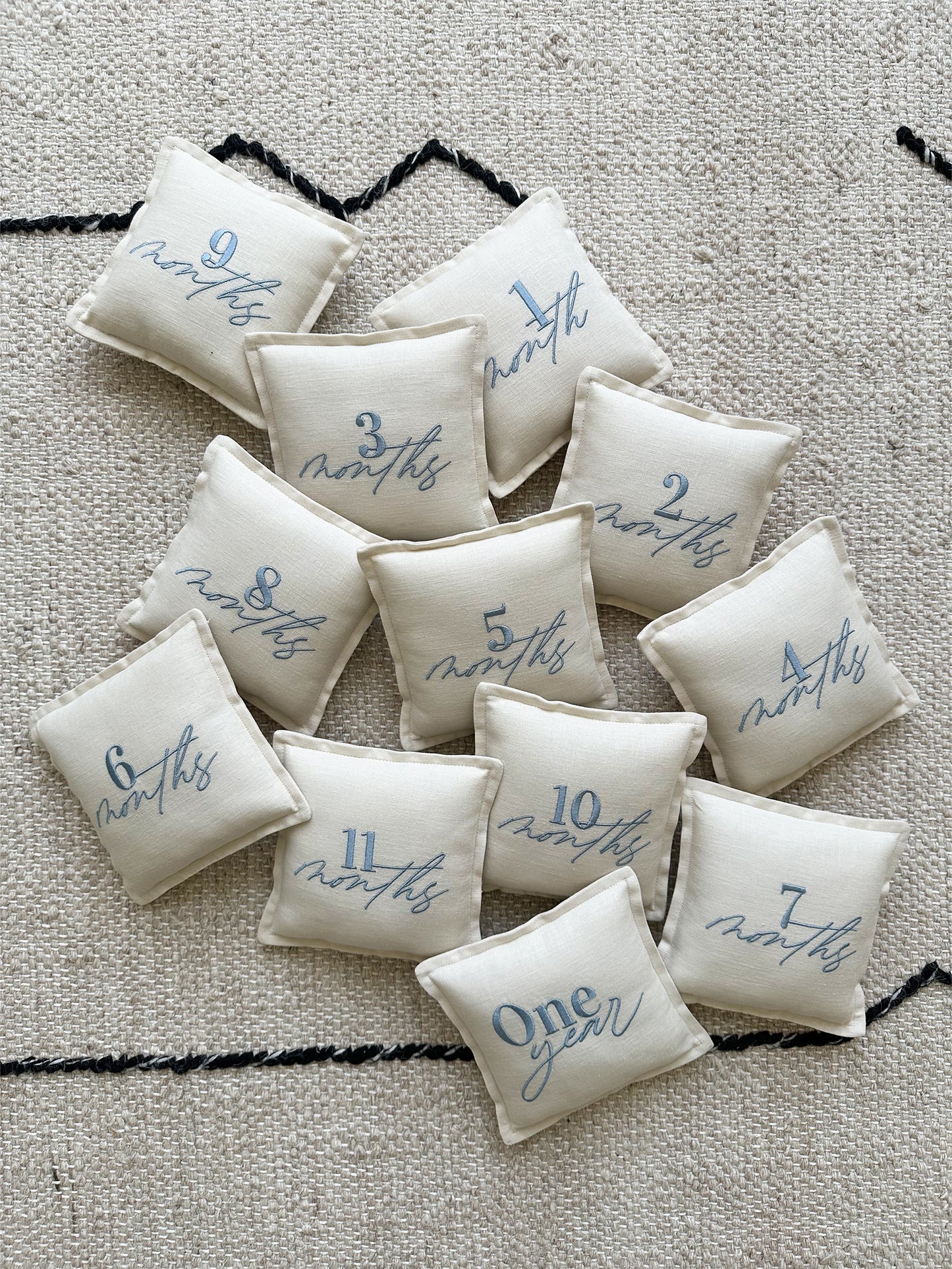 وسائد الأشهر