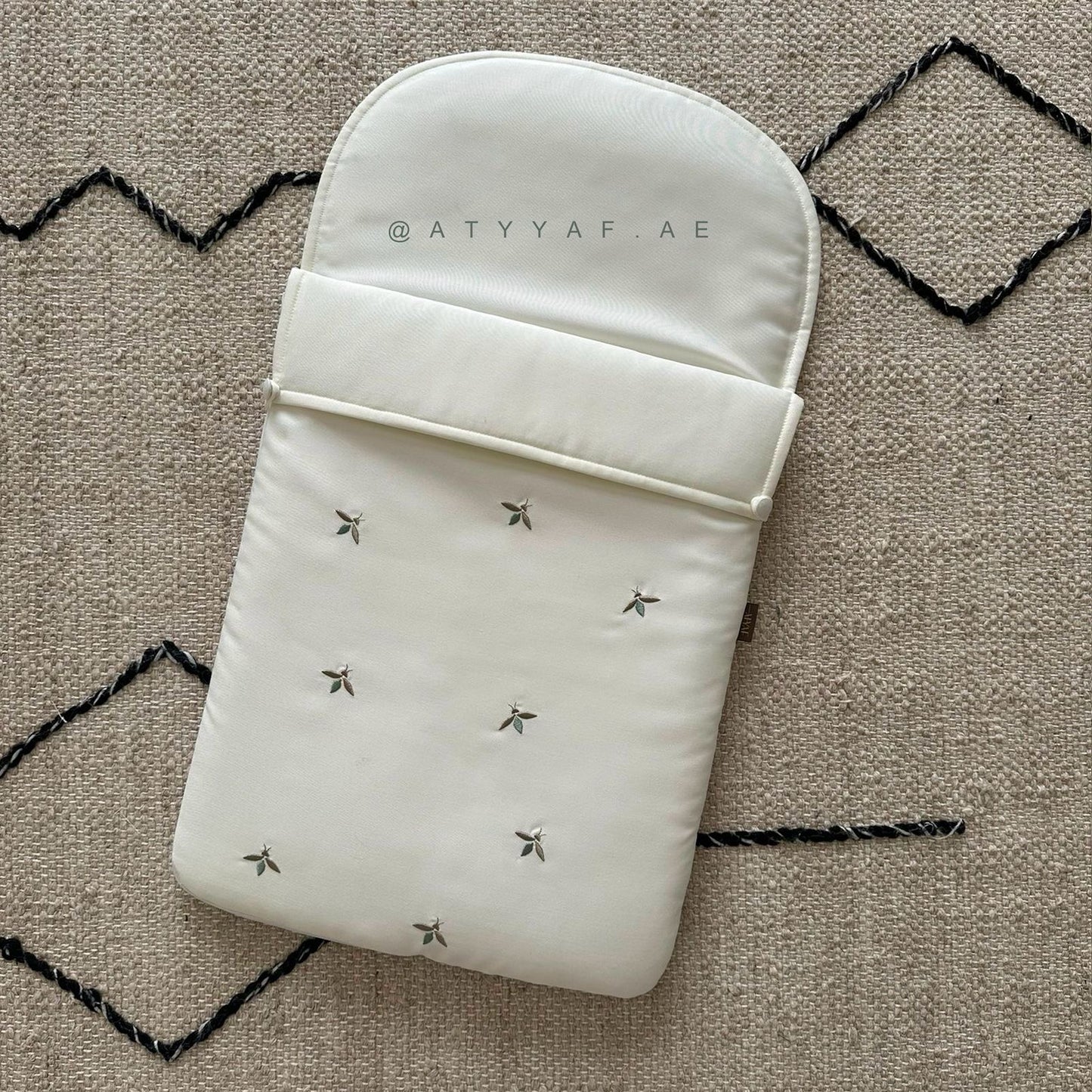 مدس مع تصميم النحل