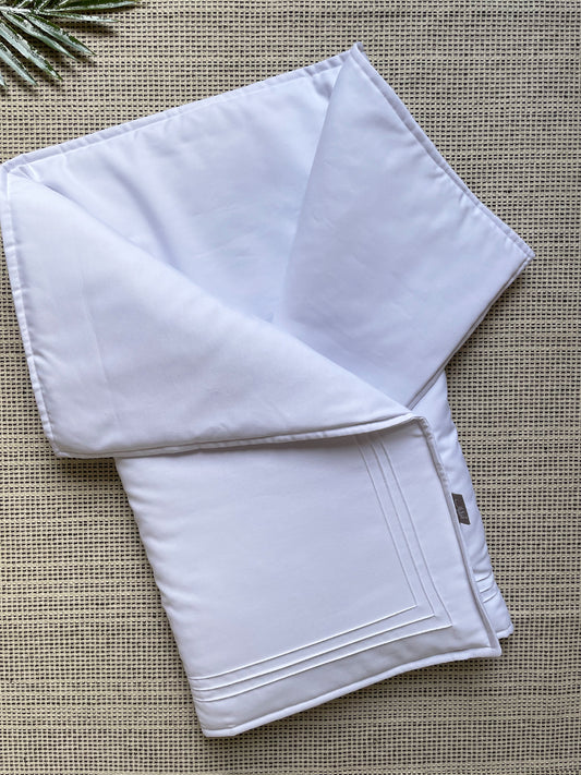 مدس أطفال باللون الأبيض