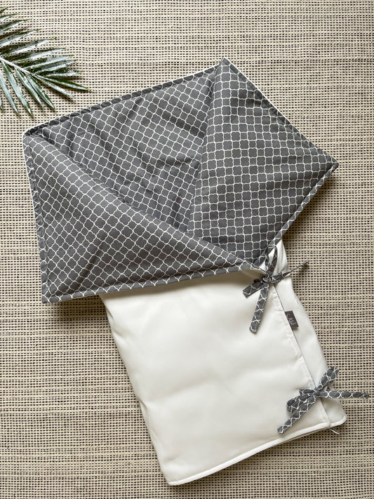 مدس بنقش باترن باللون الرمادي