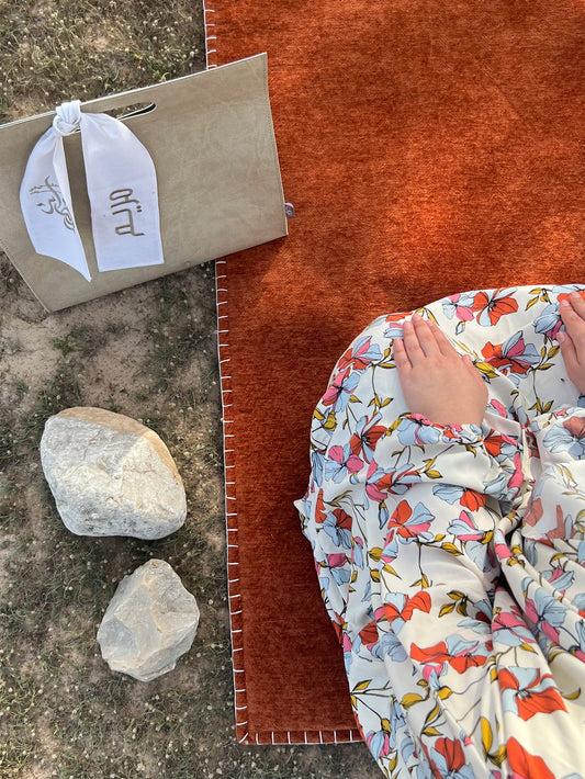 حقيبة جلدية راقية مع سجادة و لبس صلاة