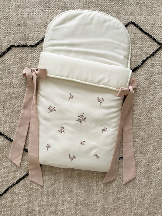 مدس مع تصميم الزهر