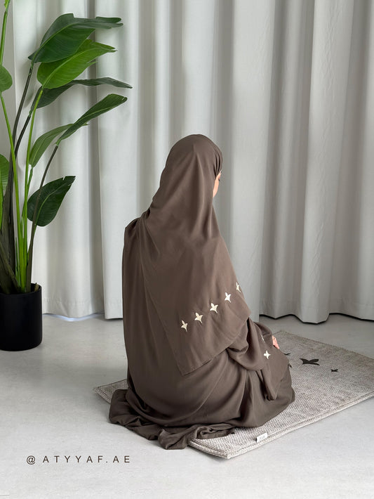 طقم ::  باللون البيج الرمادي مع لباس صلاة أخضر