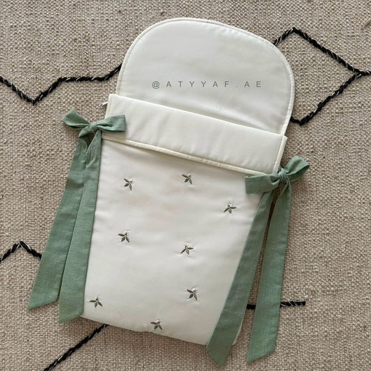 مدس مع تصميم النحل