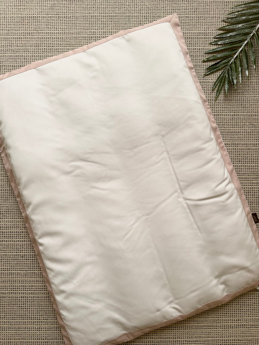 مفرش مع الحدود باللون الوردي الهادي