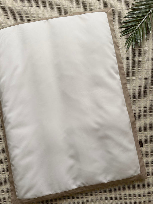 مفرش مع الحدود باللون البني الهادي