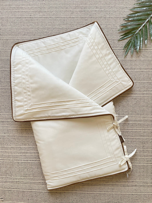 مدس مع حدود باللون البني