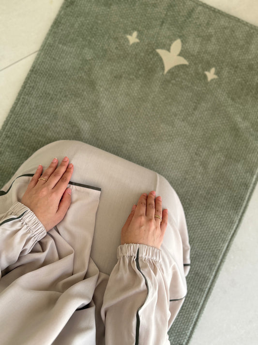 سجادة صلاة اسفنجية مع لباس صلاة